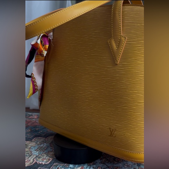 EUC LV (Pristine Interior) Epi Lussac Yellow Leather Louis Vuitton Shoulder Bag - Picture 10 of 12